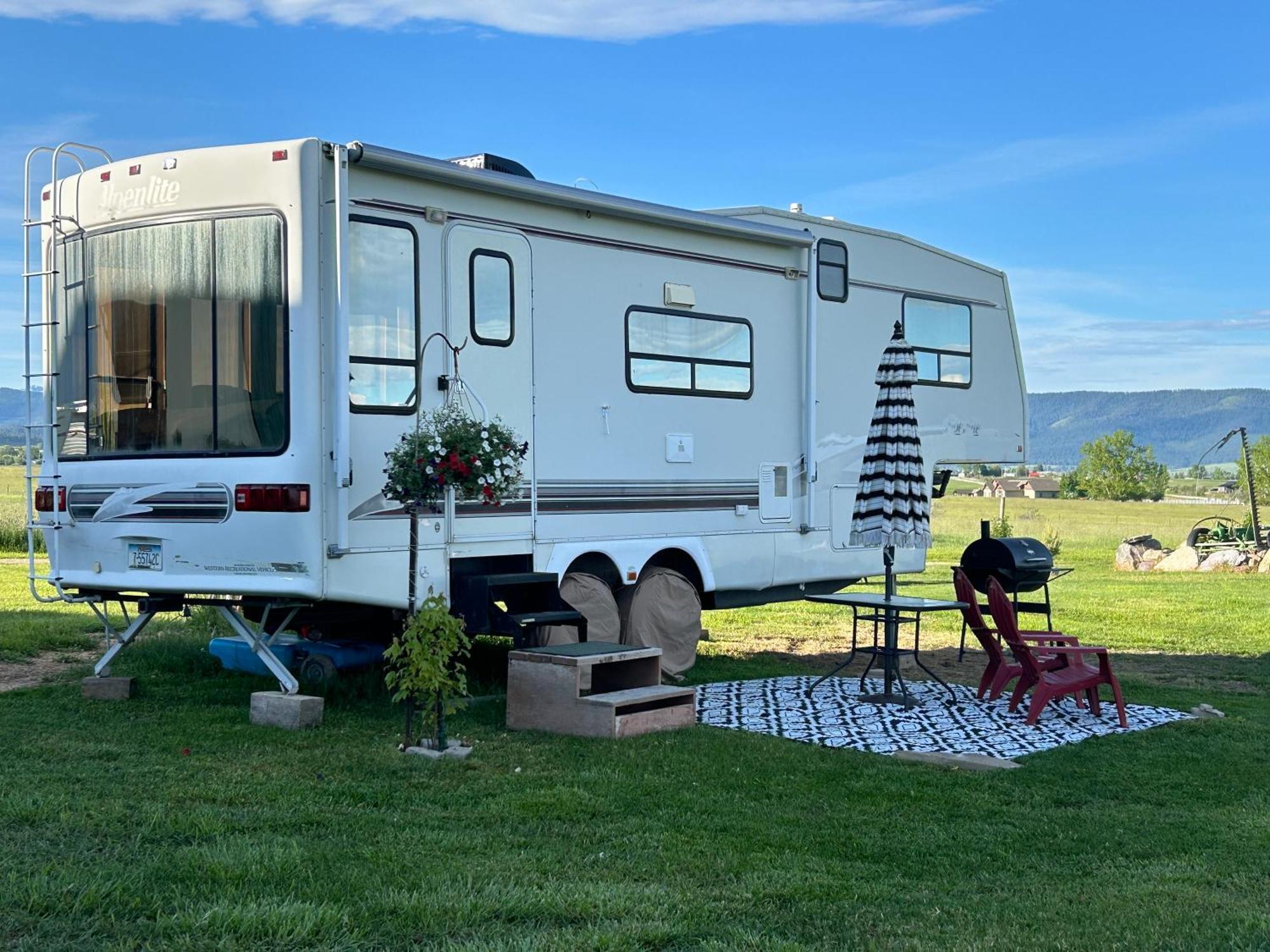 Mission Mountain Camper Apartment Saint Ignatius Exterior photo